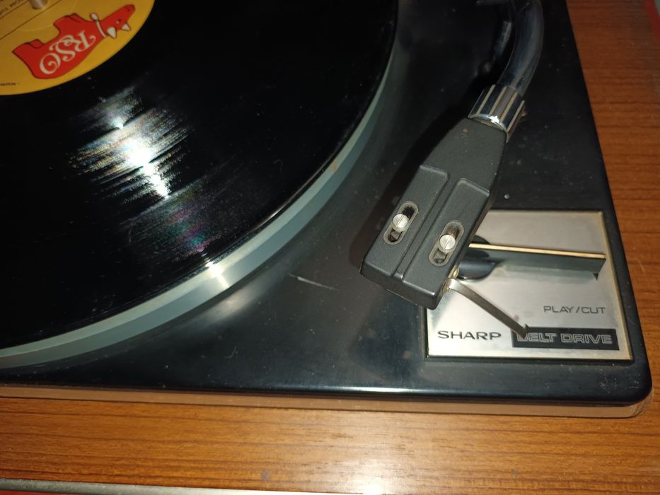 Gira discos Sharp com rádio e amplificador