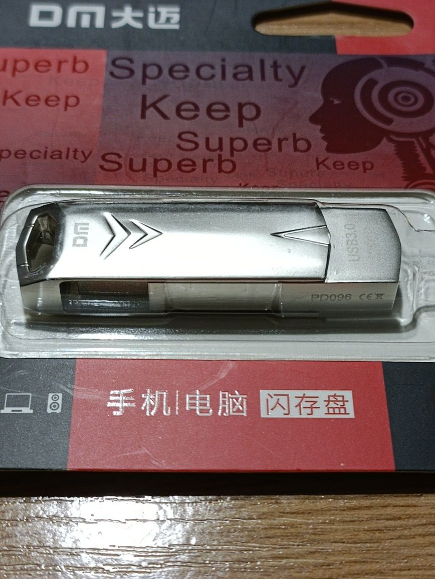 Флешка 128 GB, металевий корпус.