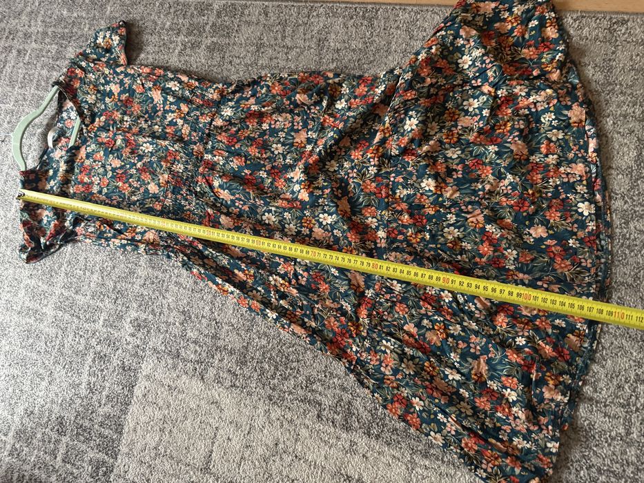 Długa sukienka w kwiaty wzorzysta błyszcząca na imprezę do pracy