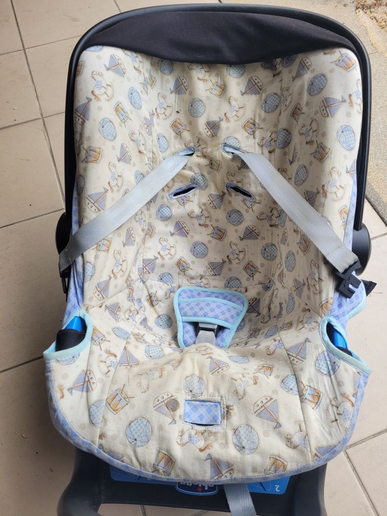 Vendo ovo Chicco e base para carro como novo.