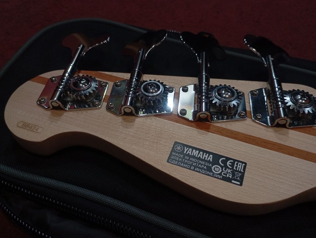 Baixo Yamaha Broadbass