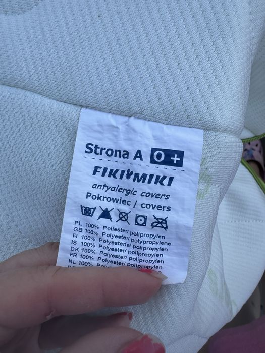 Łóżeczko dziecięce z materecem.