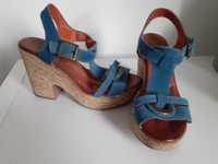Sandálias azuis em camurça marca Tapadas