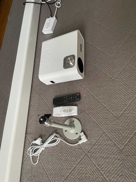 Kino domowe zestaw - projektor, ekran automatyczny, uchwyt, bluetooth