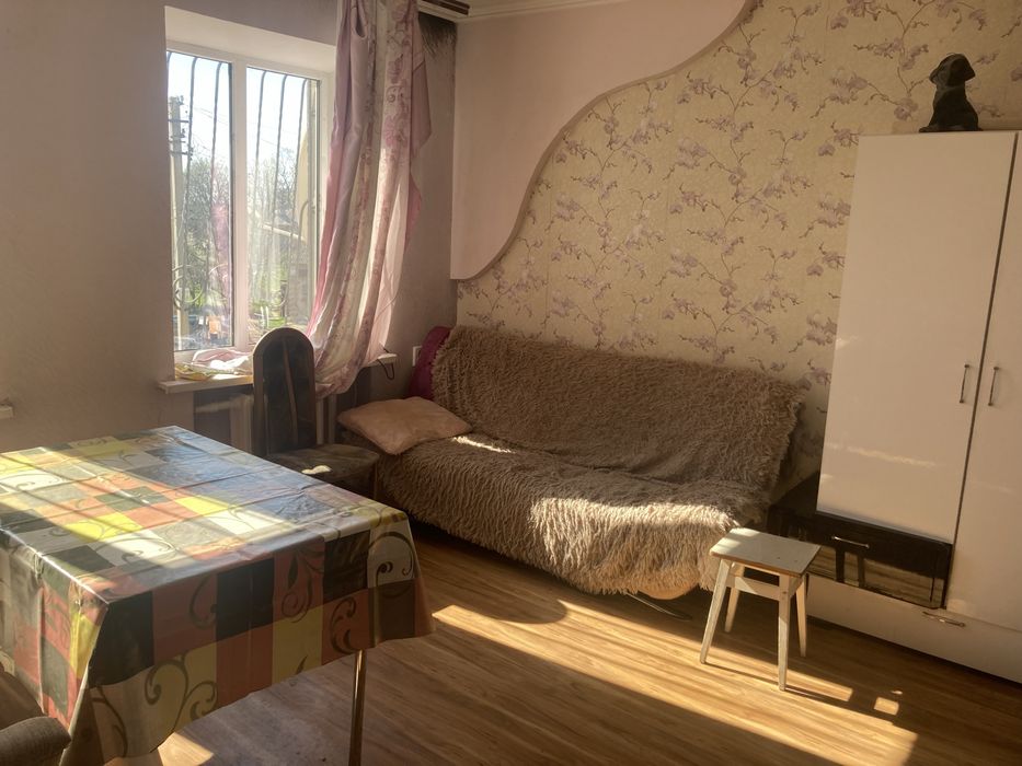 Продам кімнату в чотирьох кімнатній квартирі