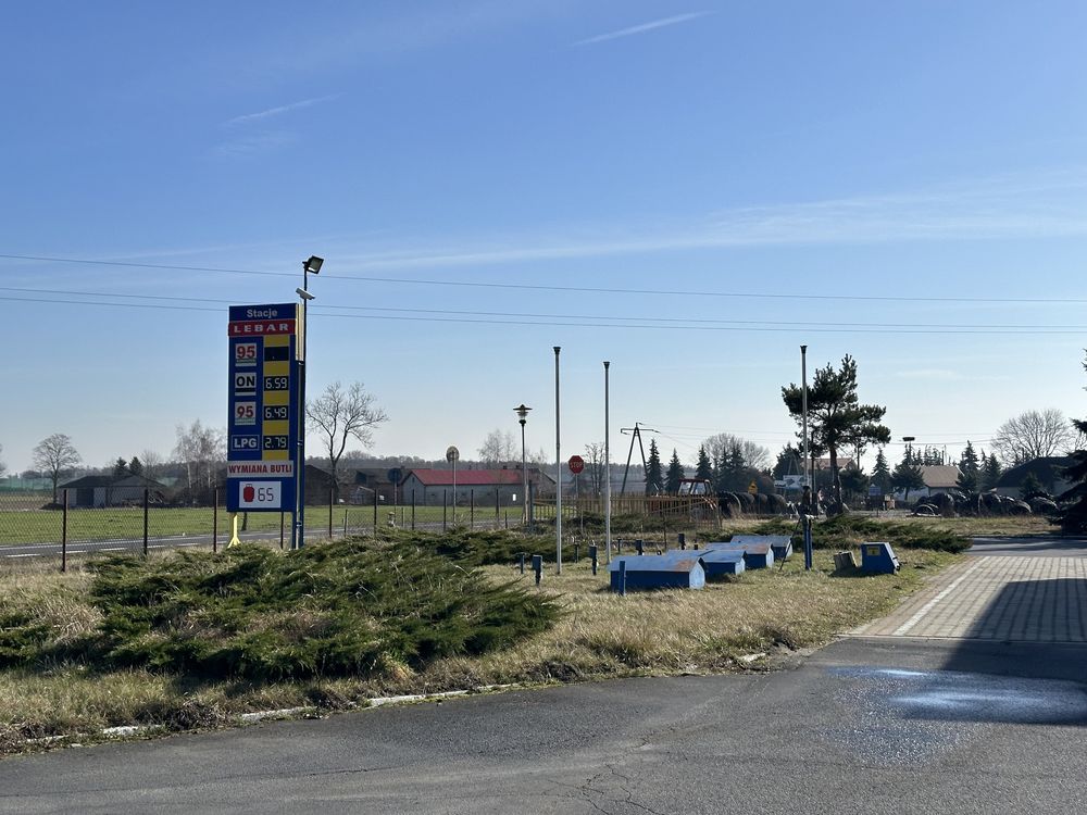Stacja Paliw przy drodze krajowej 702