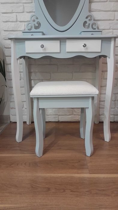 Toaletka kosmetyczna szaro-biała.