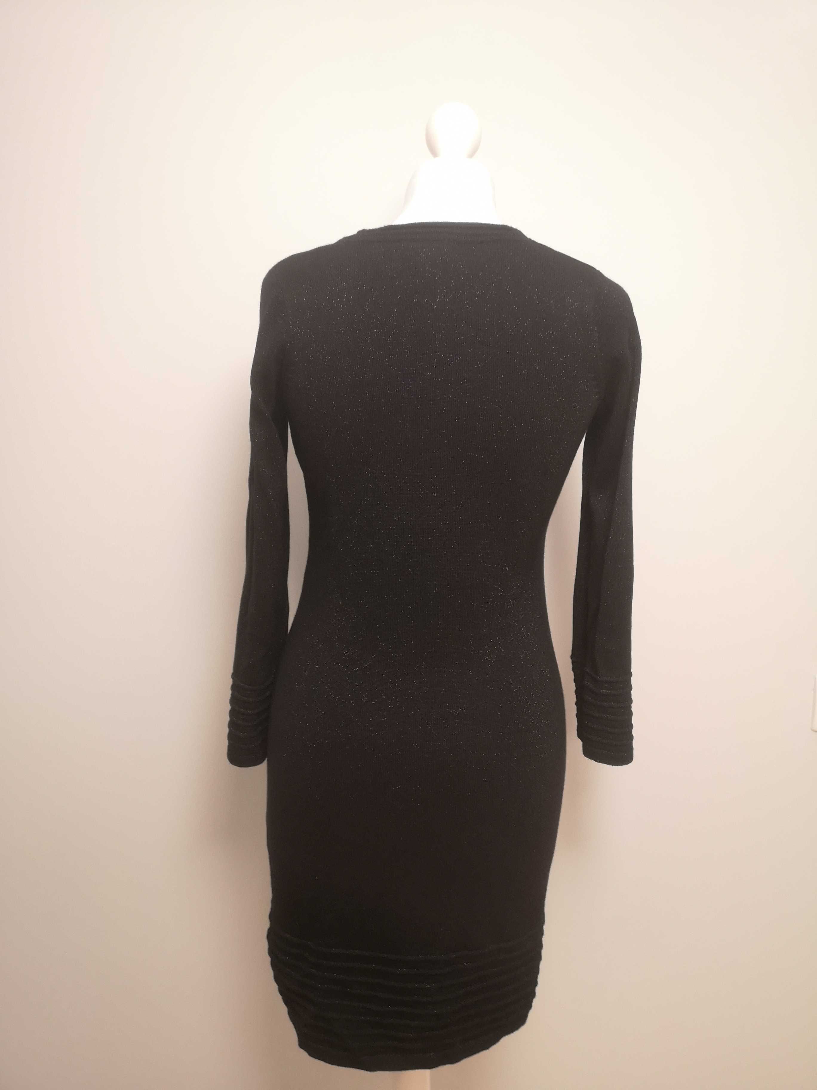 Sukienka czarna z metalizowaną nitką, długim rękawem. Rozmiar M