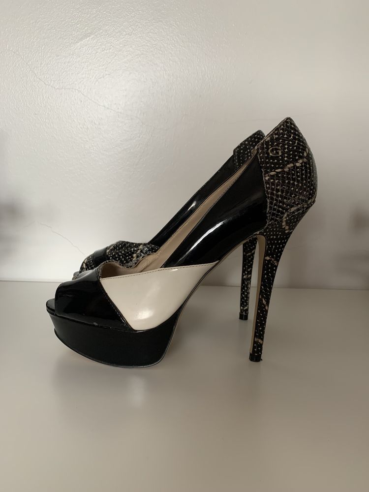 Sapatos de salto alto GUESS