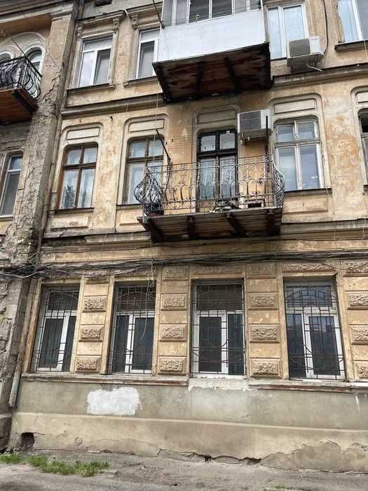 Продам трехкомнатную  квартиру  Приморский район