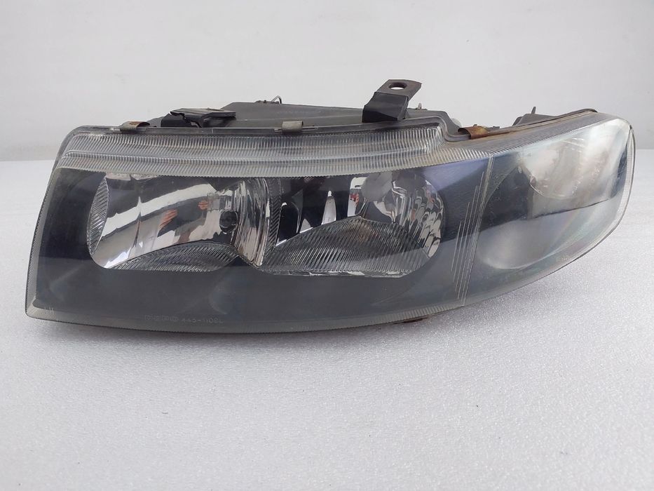 Ótica / farol esquerda SEAT Leon (1M1)