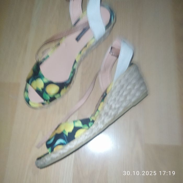 Красивые босоножки в стиле D&G