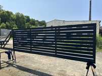 Brama panelowa przesuwna 6m, antracyt, wys. 148 cm + 2 słupki – NOWA