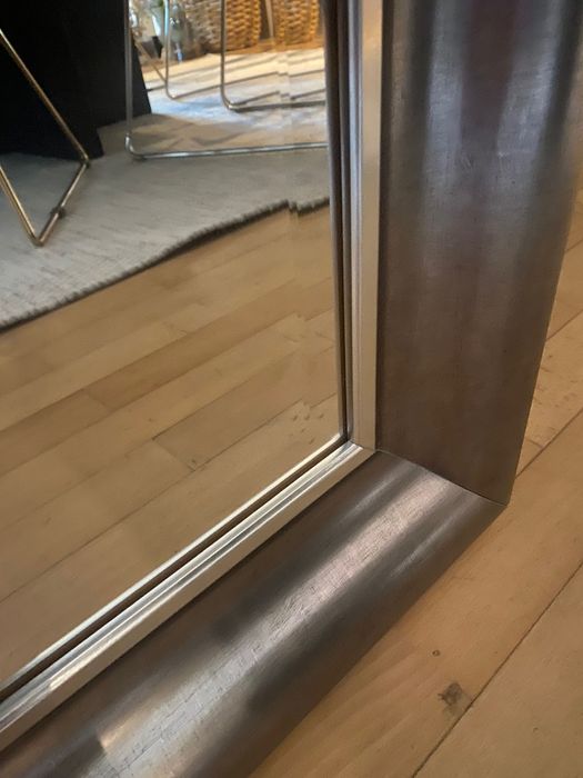 Lustro we włoskiej ramie