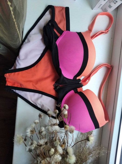 Яркий купальник с резинками - вставками по бокам и на молнии спереди