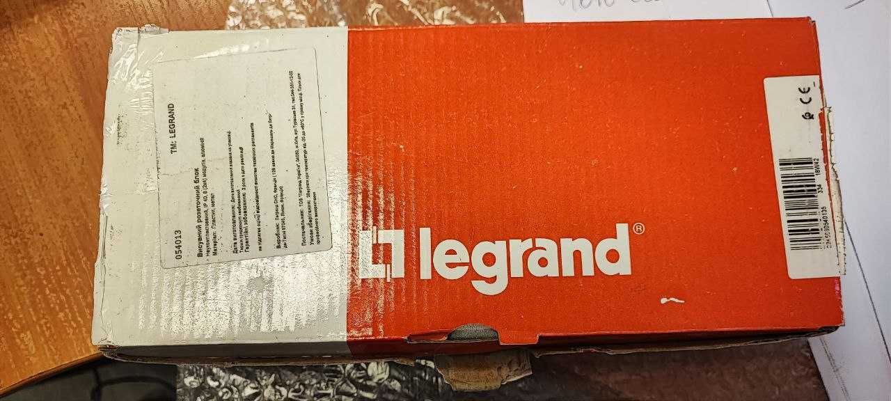 Legrand висувний розетковий блок у стіл або підлогу