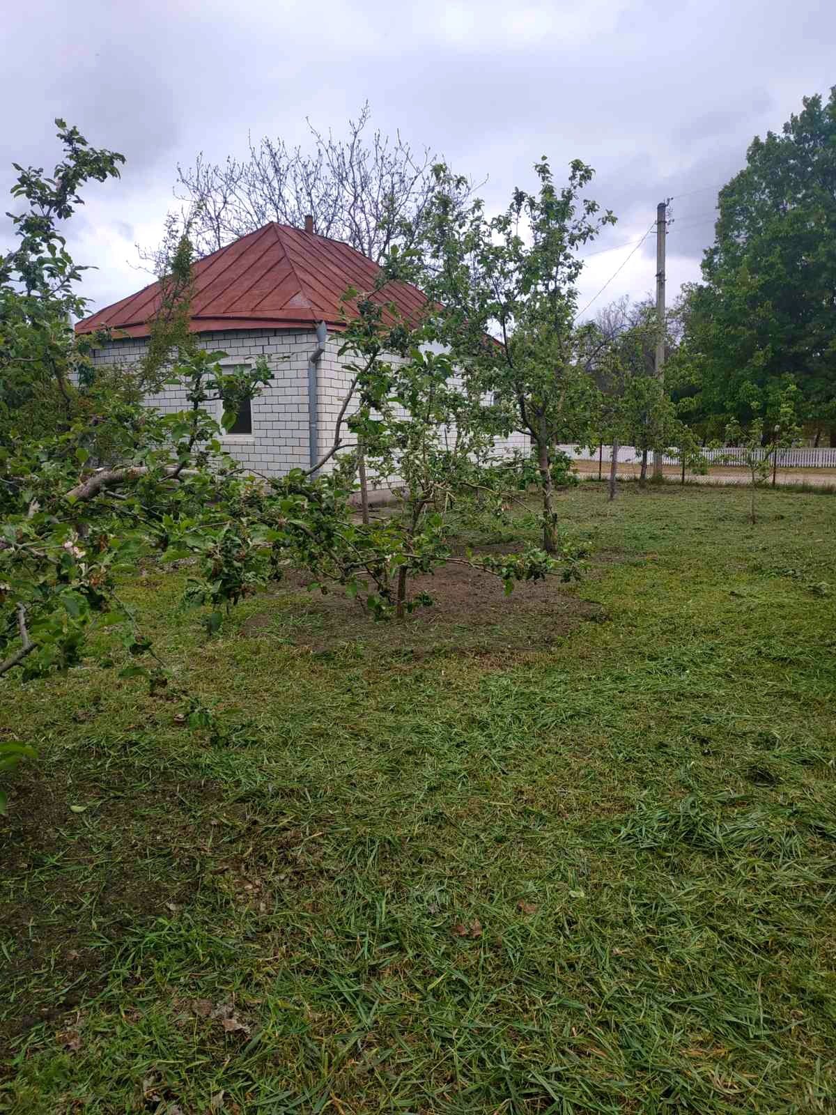 Продається затишний дім з окремою банею.