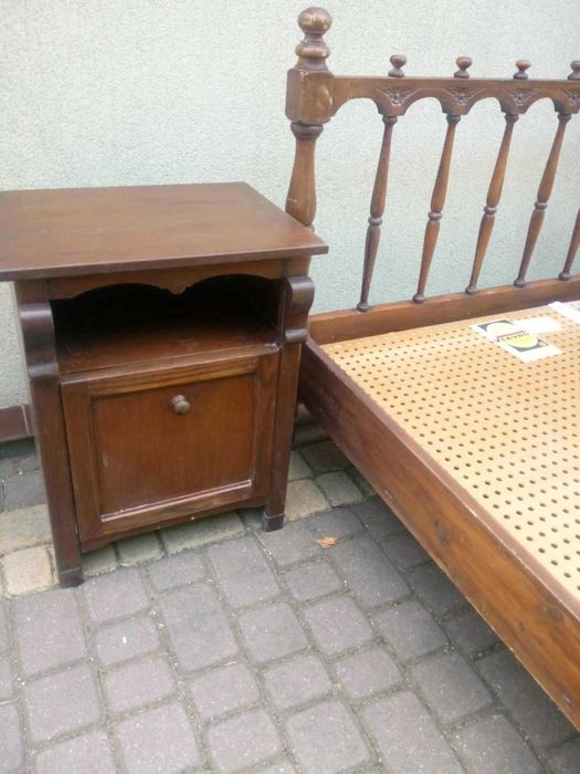 Solidne drewniane łóżko  160 x 200 + dwie szafki nocne.
