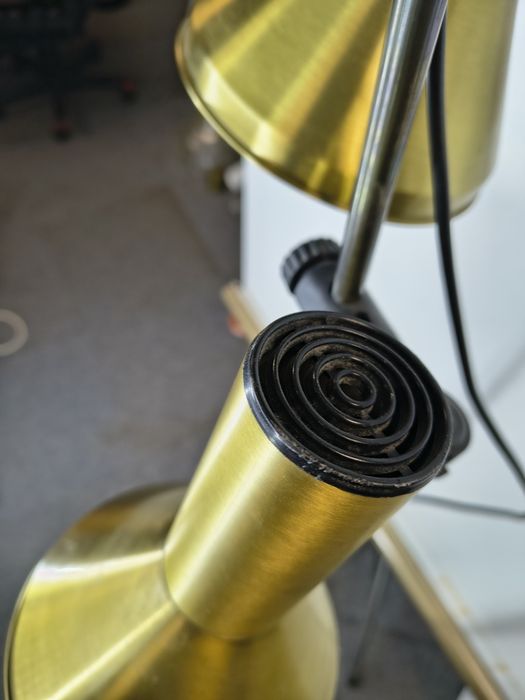 Lampa podłogowa vintage – imitacja mosiądzu, regulowane klosze