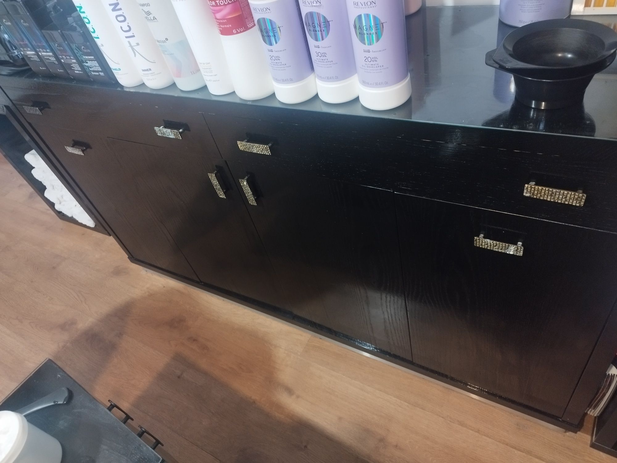 Vendo móvel preto de cabeleireiro em muito bom estado