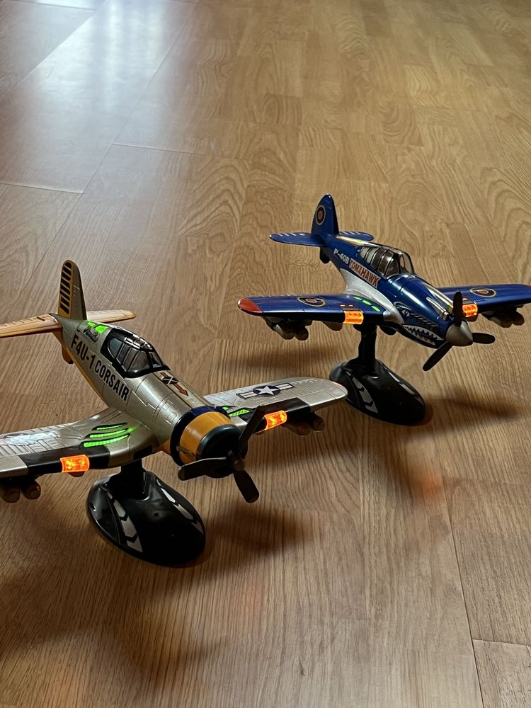 Dois aviões brinquedo com suporte
