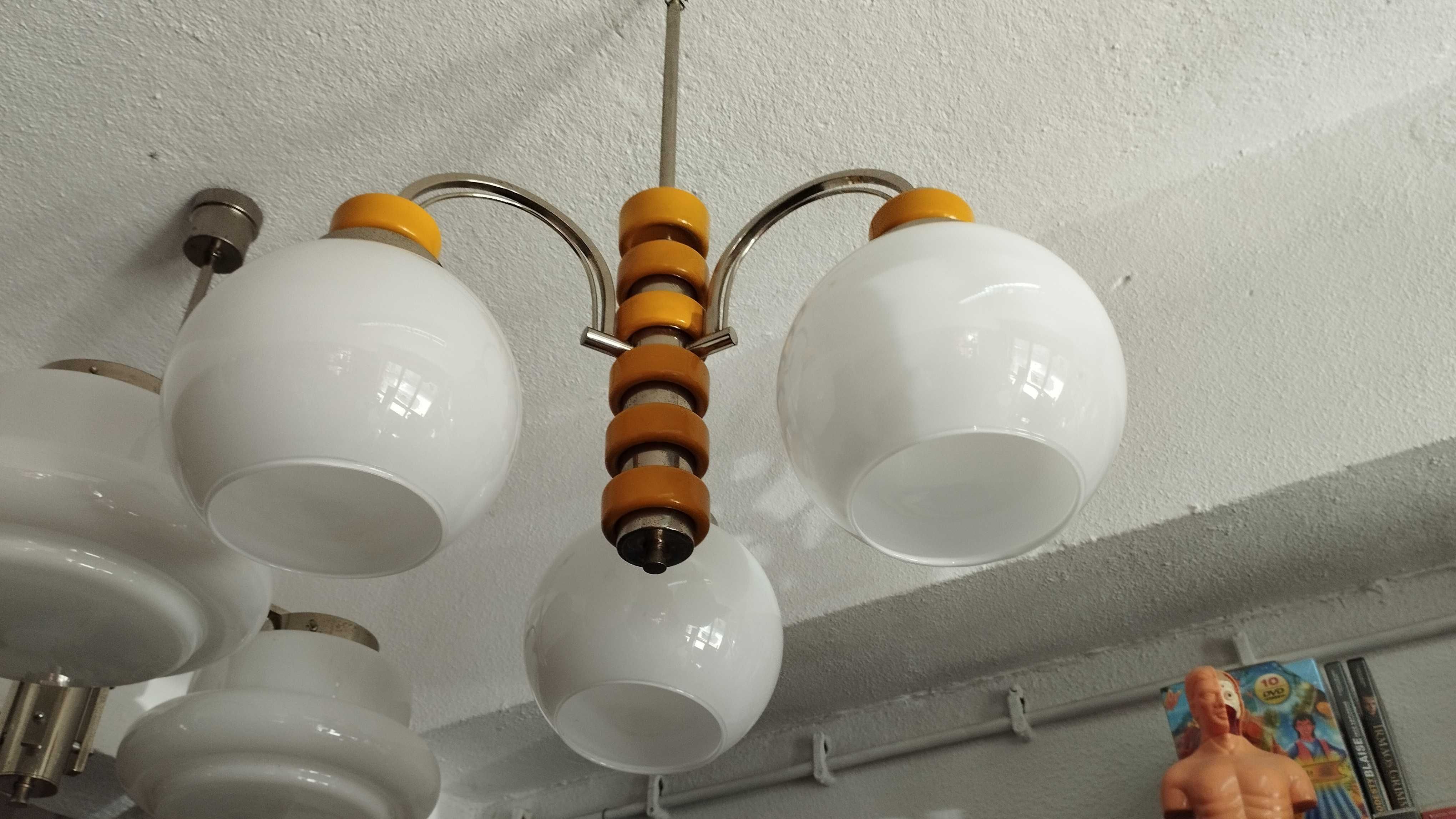 Candeeiros de teto art deco.