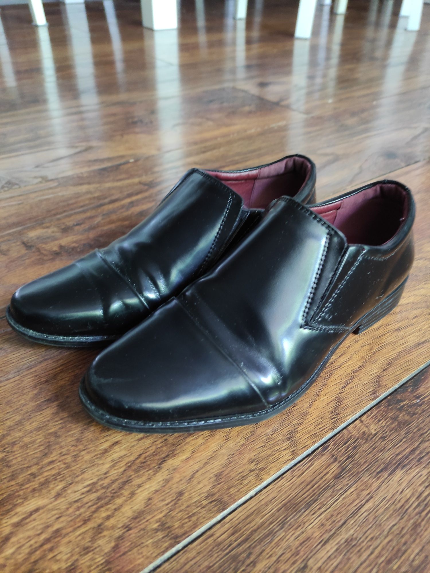 Eleganckie buty, pantofle chłopięce r. 33