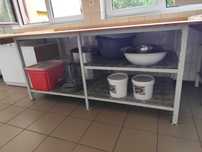 Stół produkcyjny z drewnianym blatem