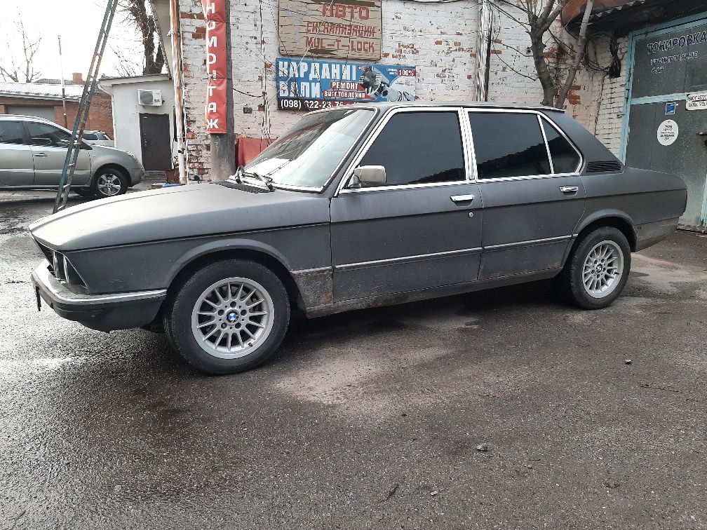 BMW 525 на повному впевненому ходу