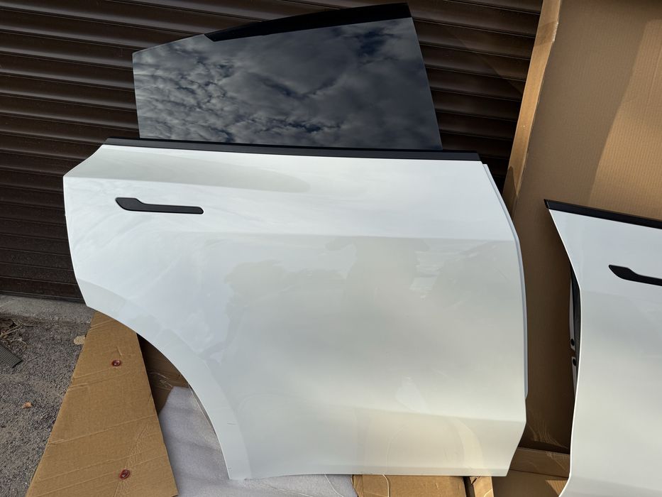 Двері Tesla Model Y