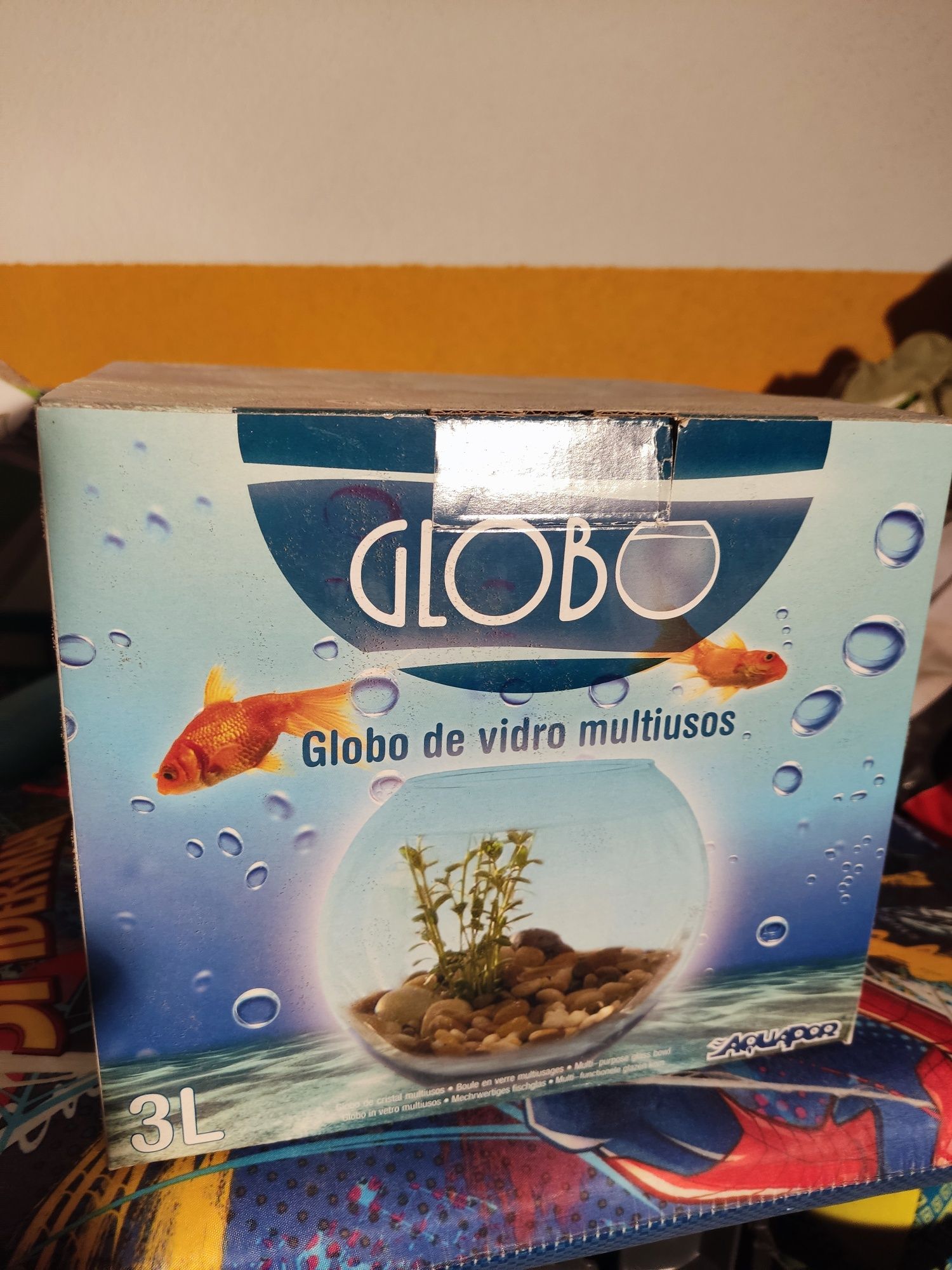 Aquário de peixes redondo