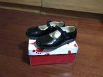 Sapatos de verniz