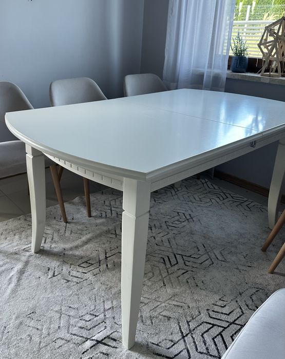 Piekny bialy rozkladany stol do jadalni.