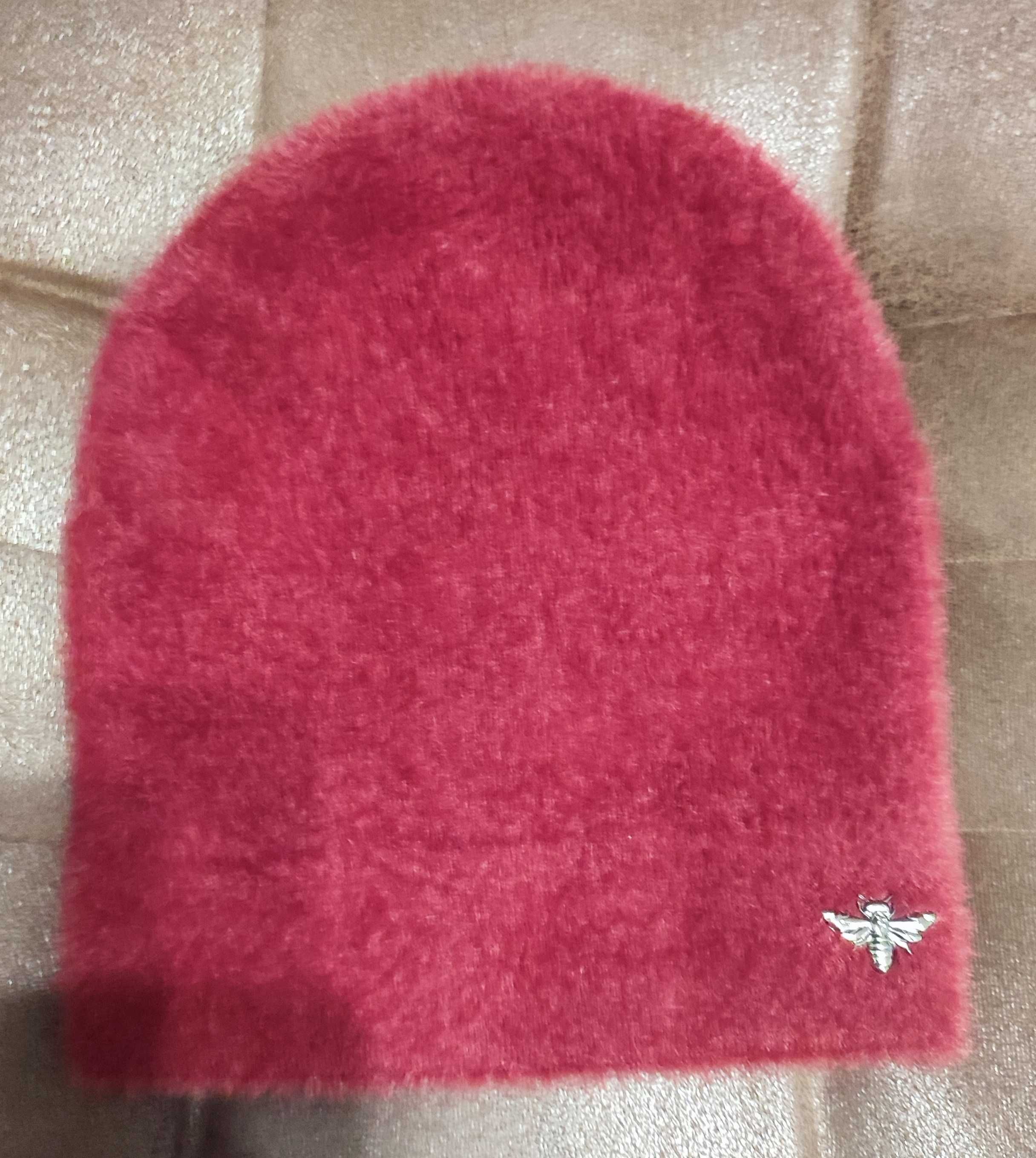 Червона модна шапочка для зими