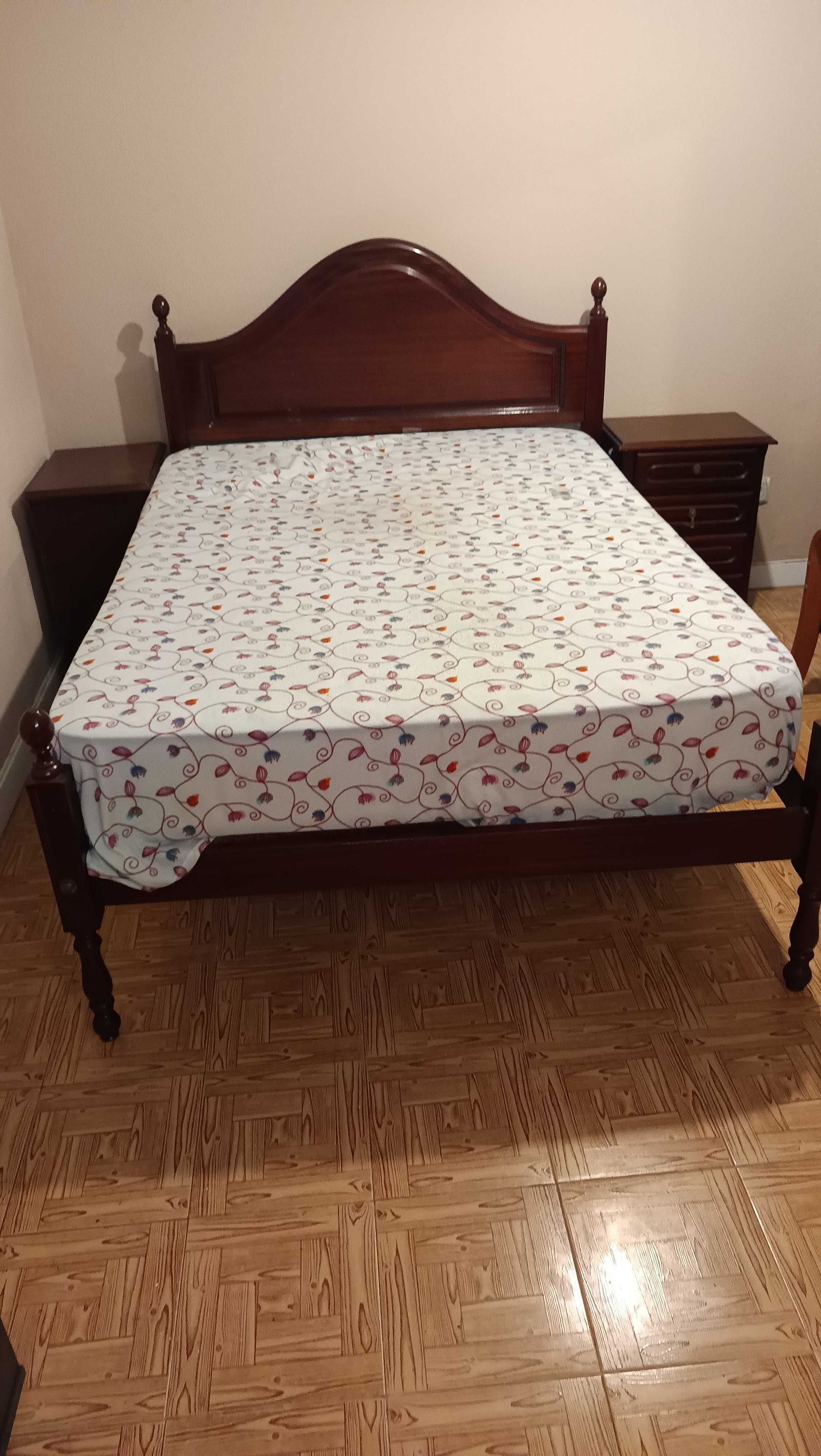Cama com estrado e colchão
