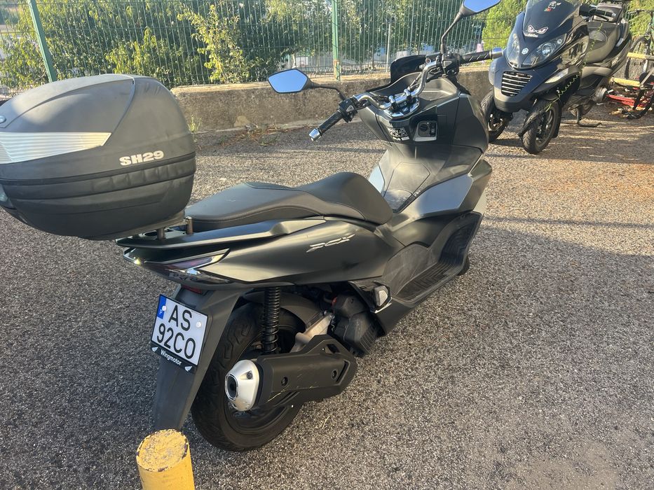 Honda pcx em muito bom estado ! Economica perfeita para a cidade