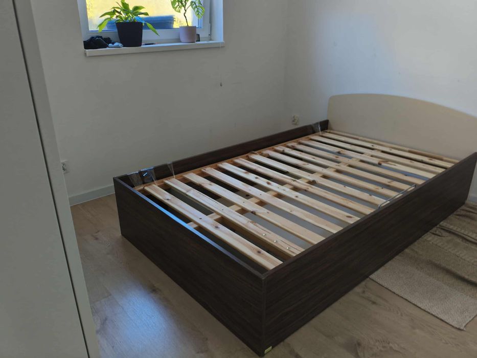 Łóżko 140 z pojemnikiem ma posciel