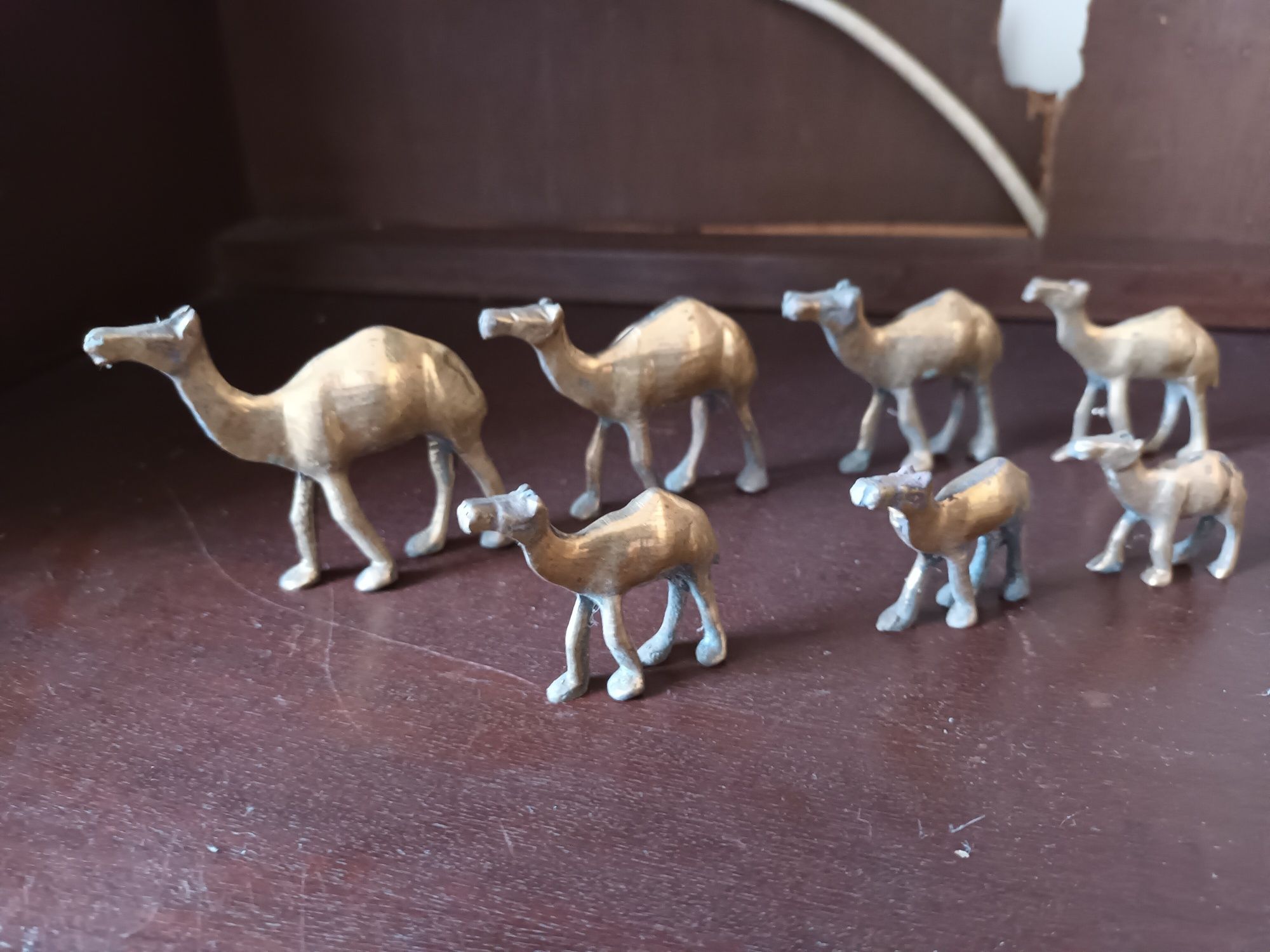 Castiçais e camelos em metal