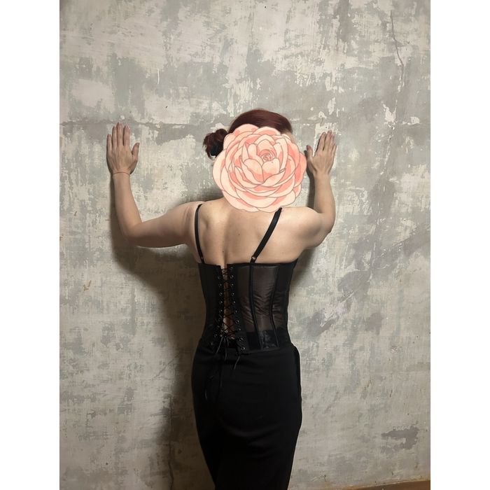 До Гелловіну. Напівпрозорий чорний корсет