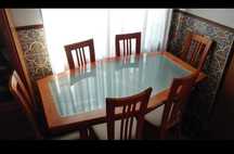 Mesa de jantar em madeira com tampo de vidro