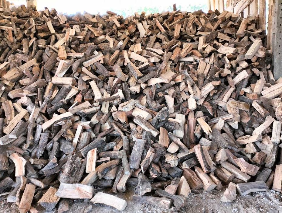 Lenha seca para lareira, recuperador e salamandra