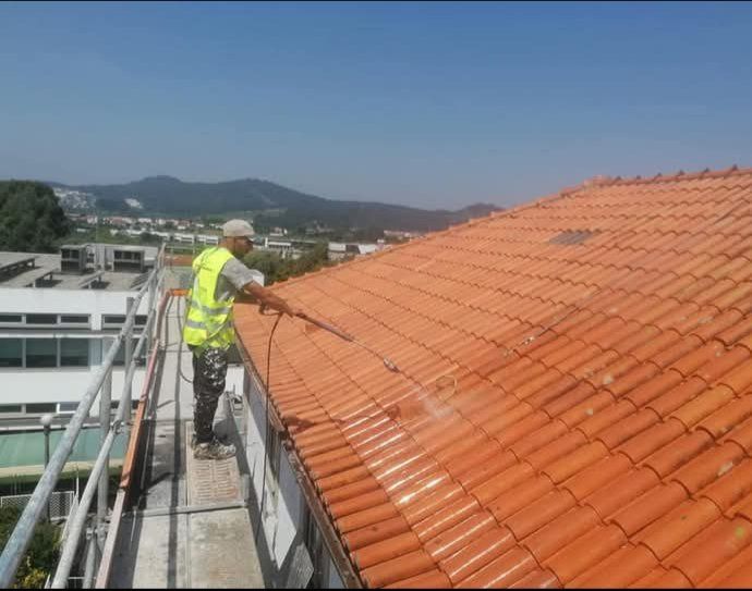 Faço orcamentos de lavagem de telhados e pinturas