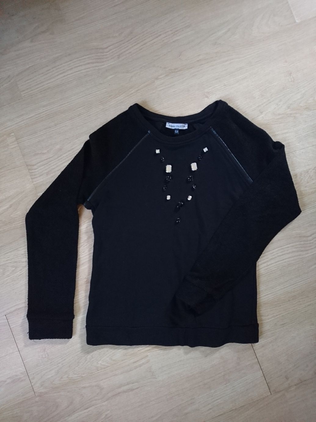 Czarna bluza z długim rękawem i ozdobnymi kamykami Bershka S 36