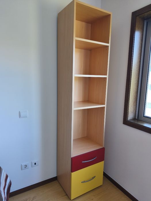 Estante em madeira clara com gavetas