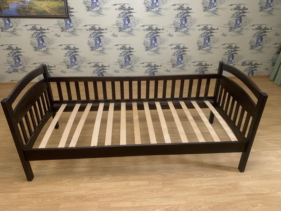 Полуторне деревяне ліжко