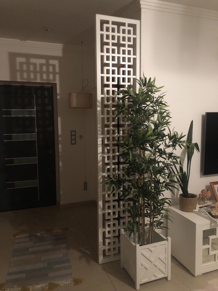 Mesa espelhada e puffs, biombo, consola e banqueta
