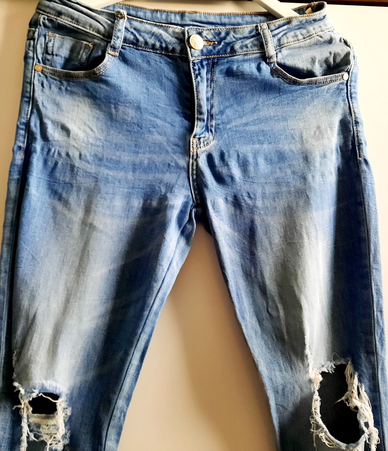 Spodnie jeans błękit cieniowane z modnymi rozdarciami Pas 80cm