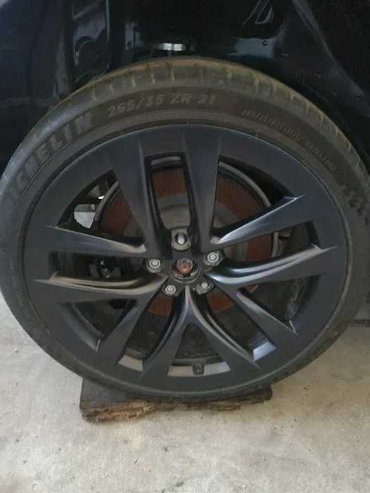 Колеса для Tesla Model S 2021–2023 року.