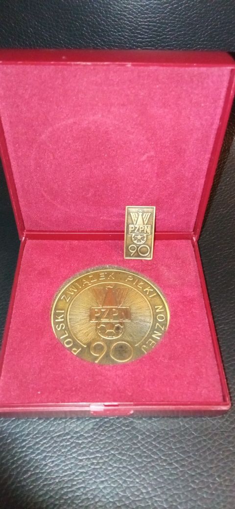 Medal + odznaka PZPN. 90 lecie