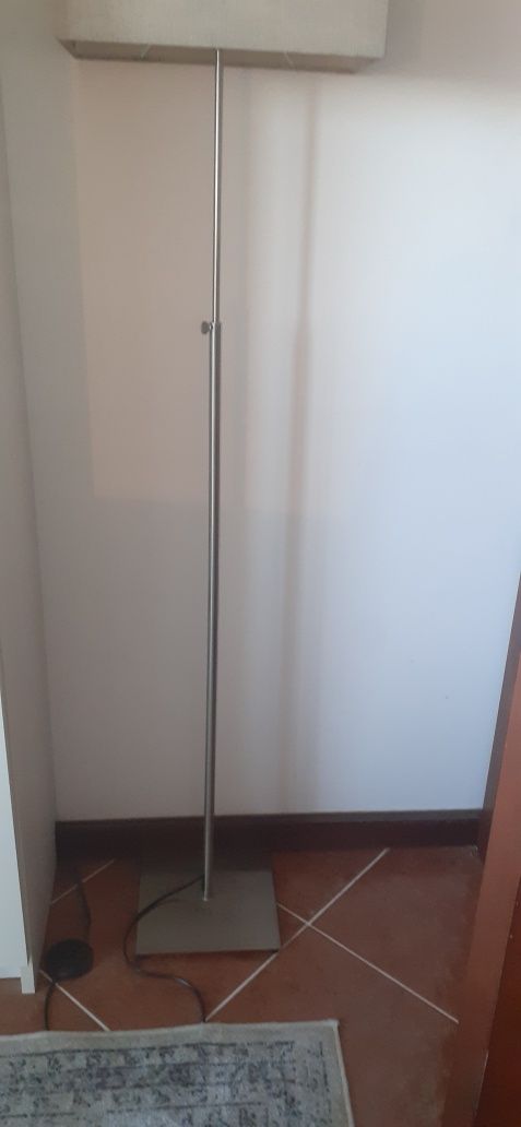 Candeeiro de pé alto com abajour em organza fortalecida
